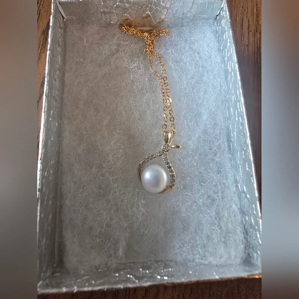 Elegant Gold and White Pearl Pendant Necklace - Picture 4 of 4